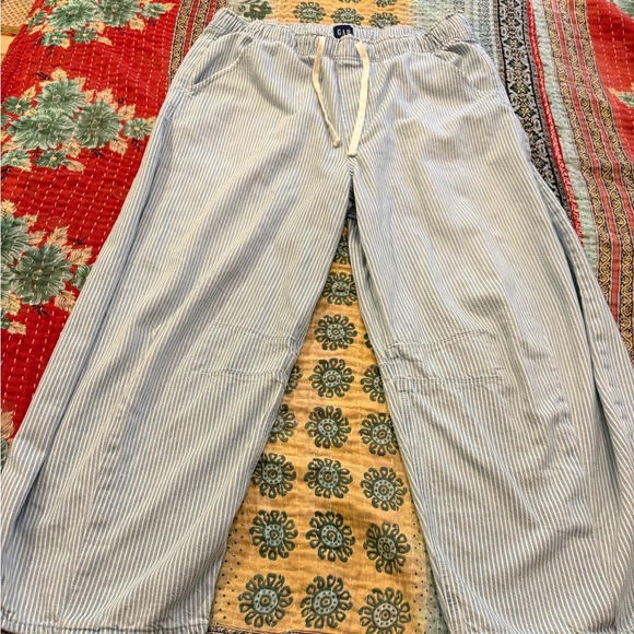 EUC GAP Pull On Barrel Light Blue Striped Pants - Picture 2 of 10